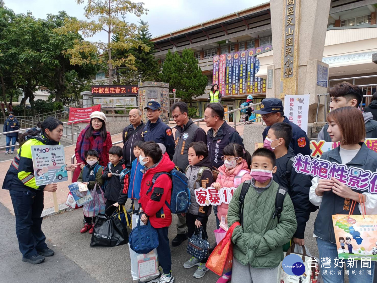 桃園市警局執行護童及交通安全宣導專案,讓學童安全走入校園。<br /><br />