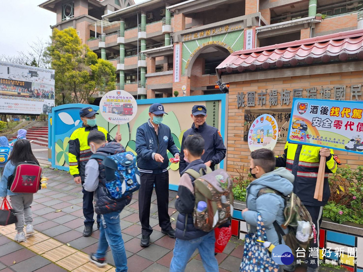 桃園市警局執行護童及交通安全宣導專案,讓學童安全走入校園。<br /><br />