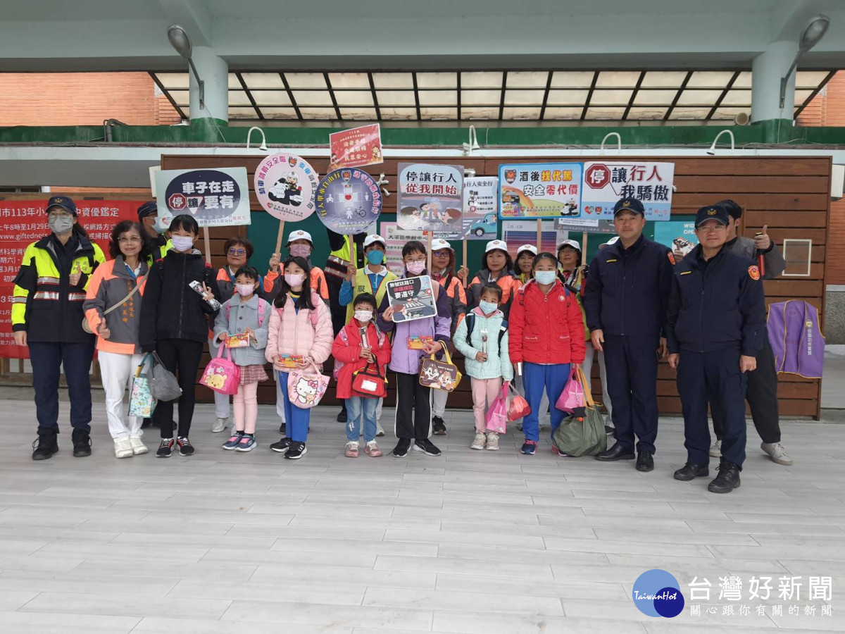 桃園市警局執行護童及交通安全宣導專案,讓學童安全走入校園。<br /><br />