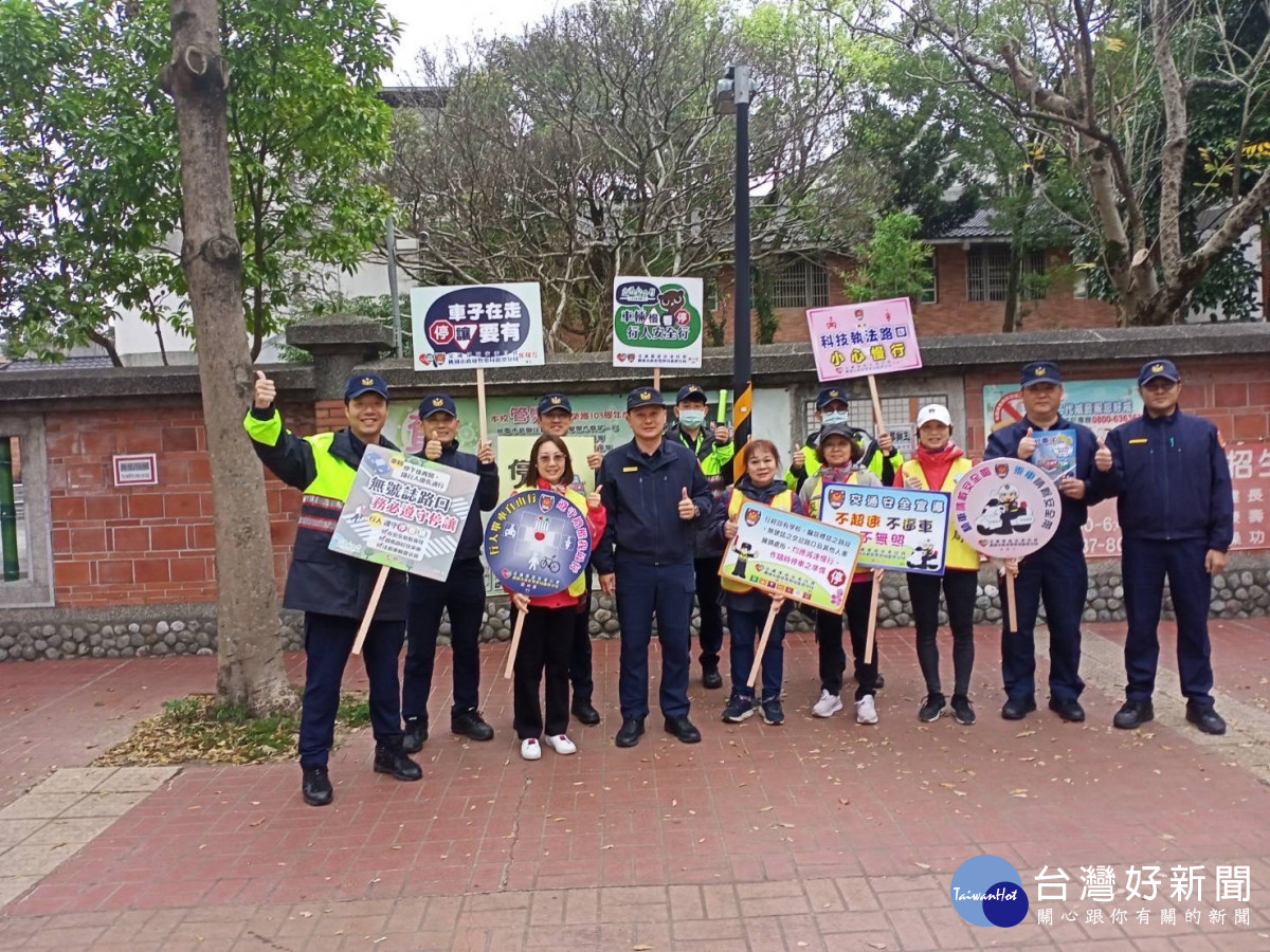 桃園市警局執行護童及交通安全宣導專案,讓學童安全走入校園。<br /><br />