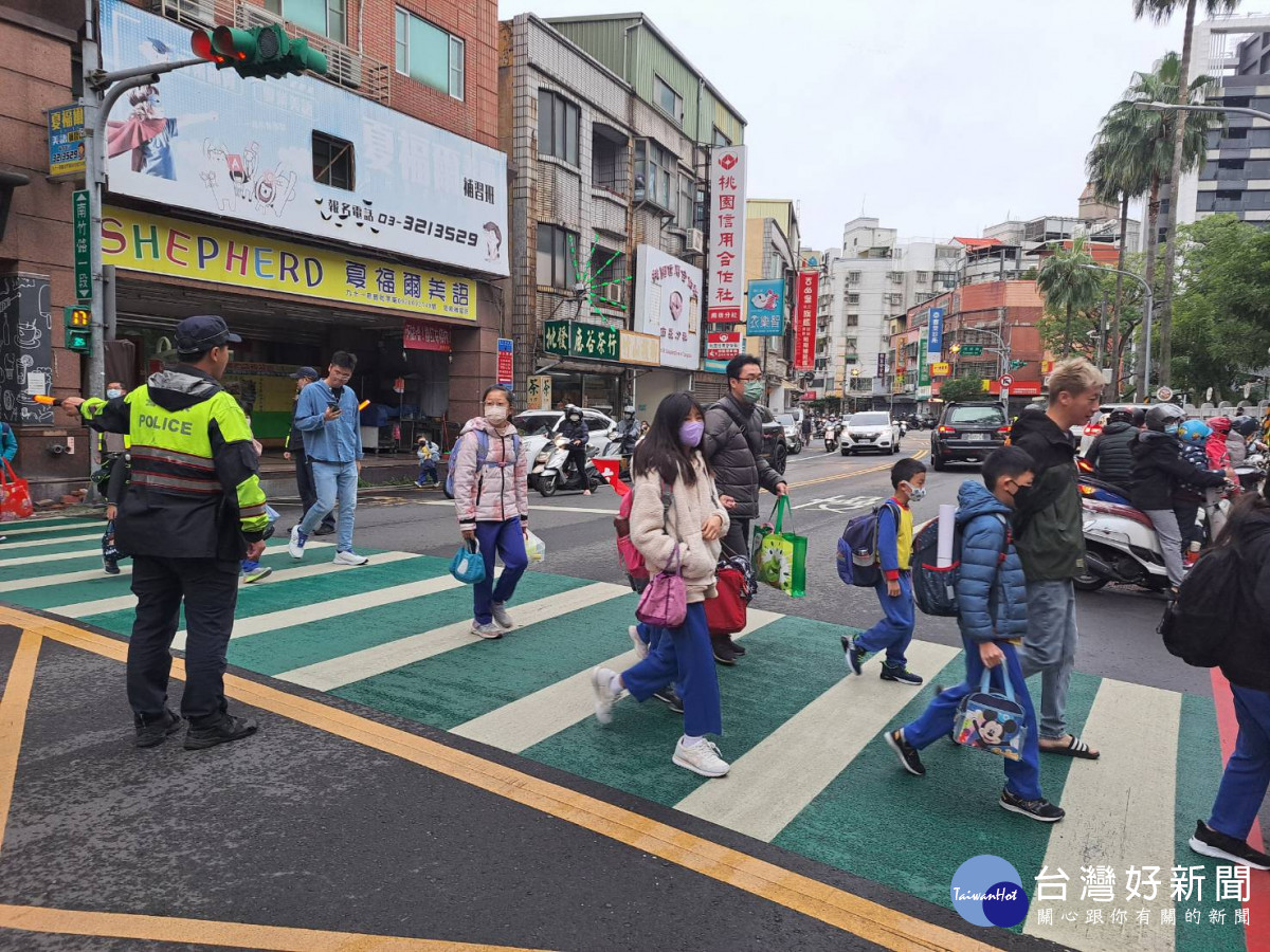 桃園市警局執行護童及交通安全宣導專案,讓學童安全走入校園。<br /><br />