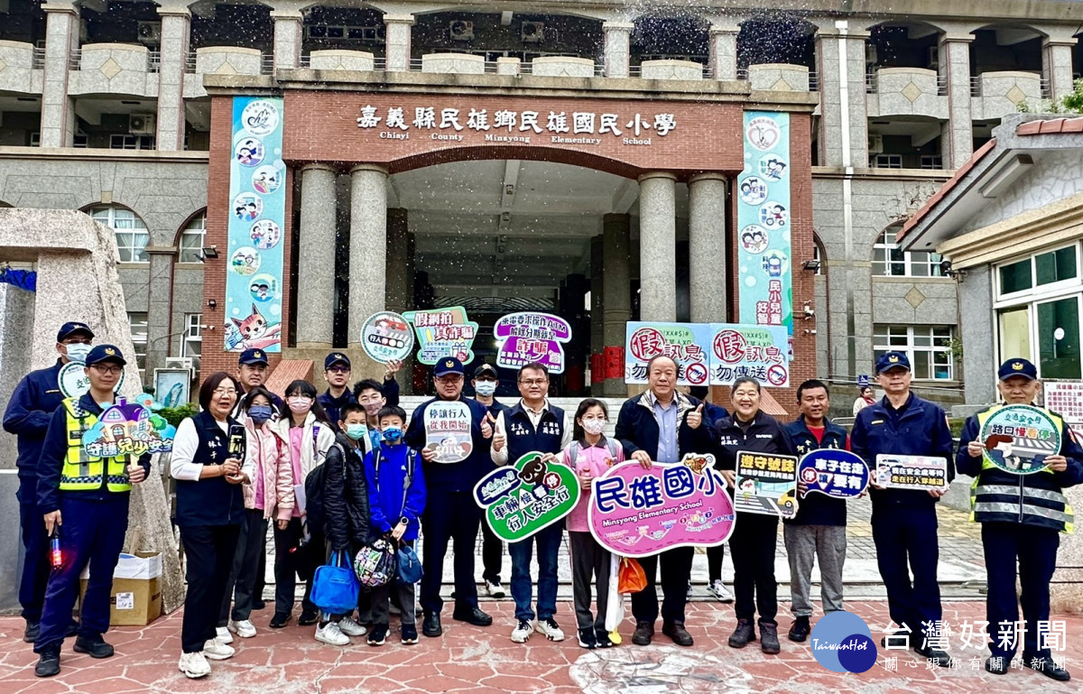 民雄警分局長莊思神率員警,與民雄鄉長林于玲、縣議員林淑完、簡嘉億、民雄國小校長蔡明昇等執行護童專案/警方提供