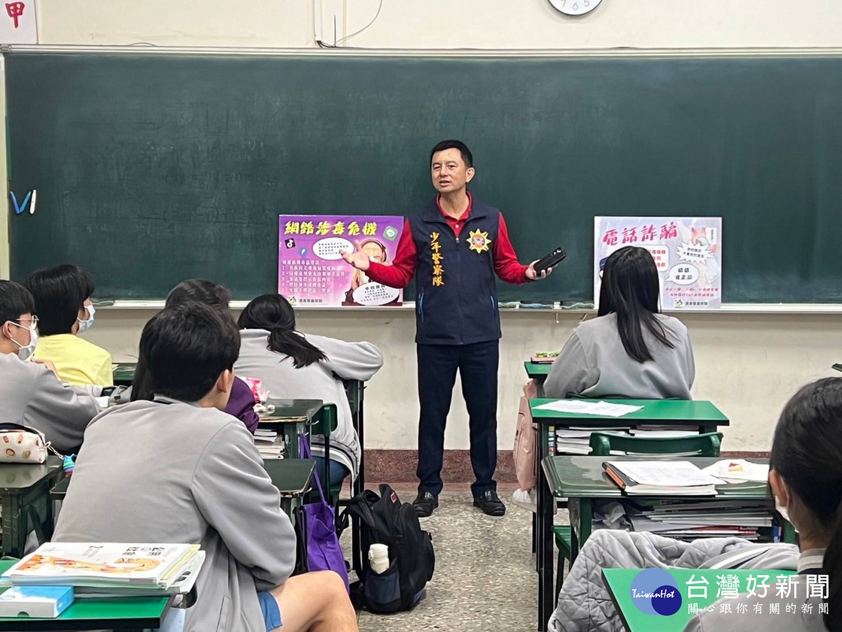 嘉縣警局少年隊隊長何高成偕同隊員及少輔會人員，前往縣內各國高中職學校，實施全校及入班性犯罪預防宣導／警方提供