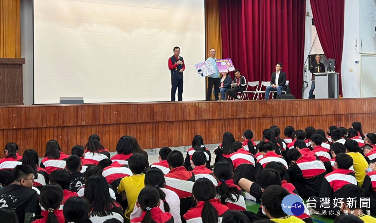 嘉縣警局少年隊隊長何高成偕同隊員及少輔會人員,前往縣內各國高中職學校,實施全校及入班性犯罪預防宣導/警方提供