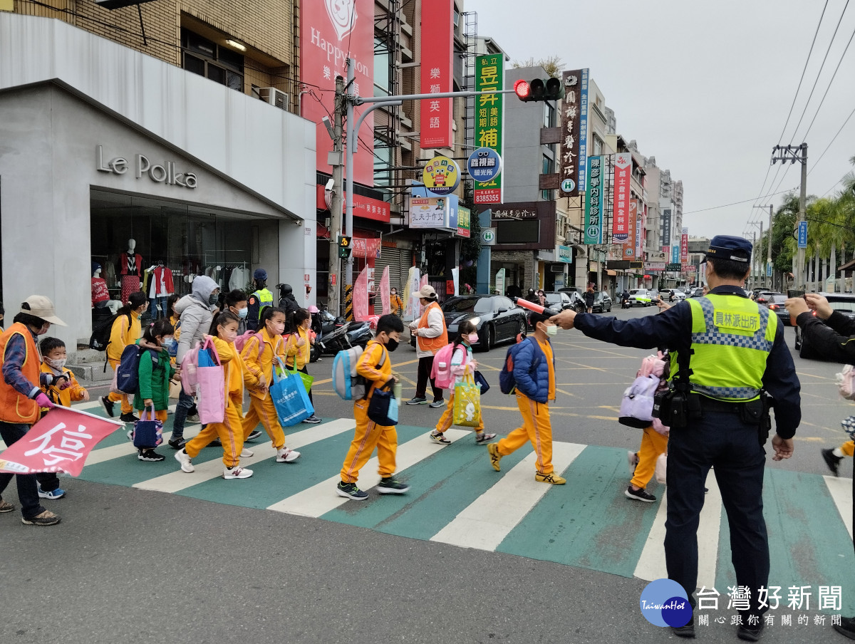 開學日,彰縣警局同步啟動護童專案。