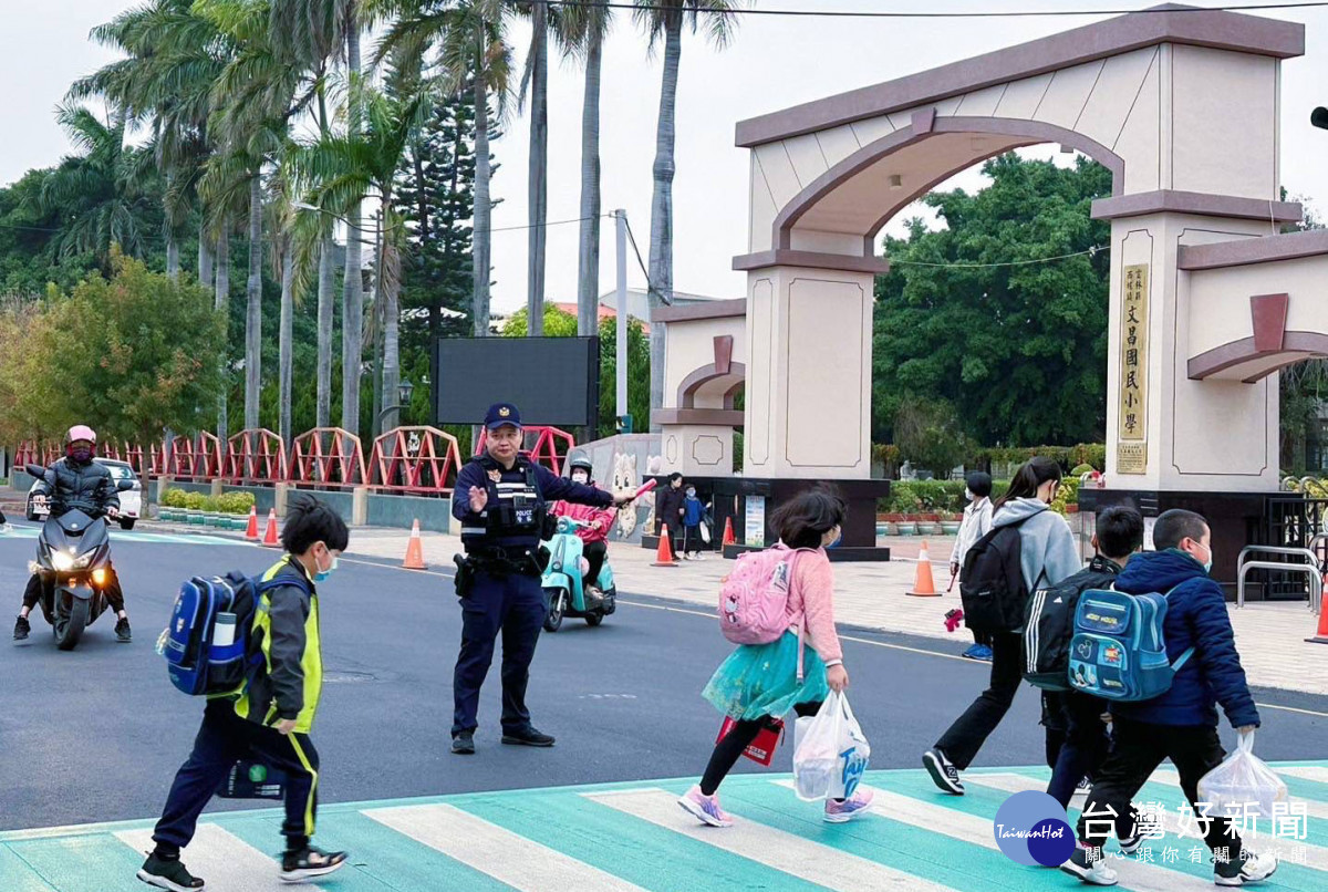 雲林縣警察局及所屬各分局今天同步啟動護童勤務／警方提供
