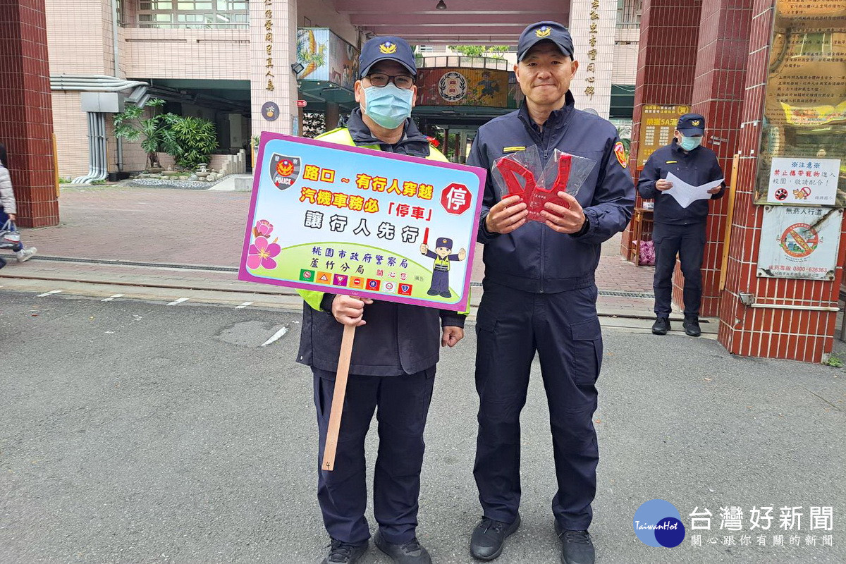 開學日守護學童安全,蘆竹分局加強交通安全安檢測校園。