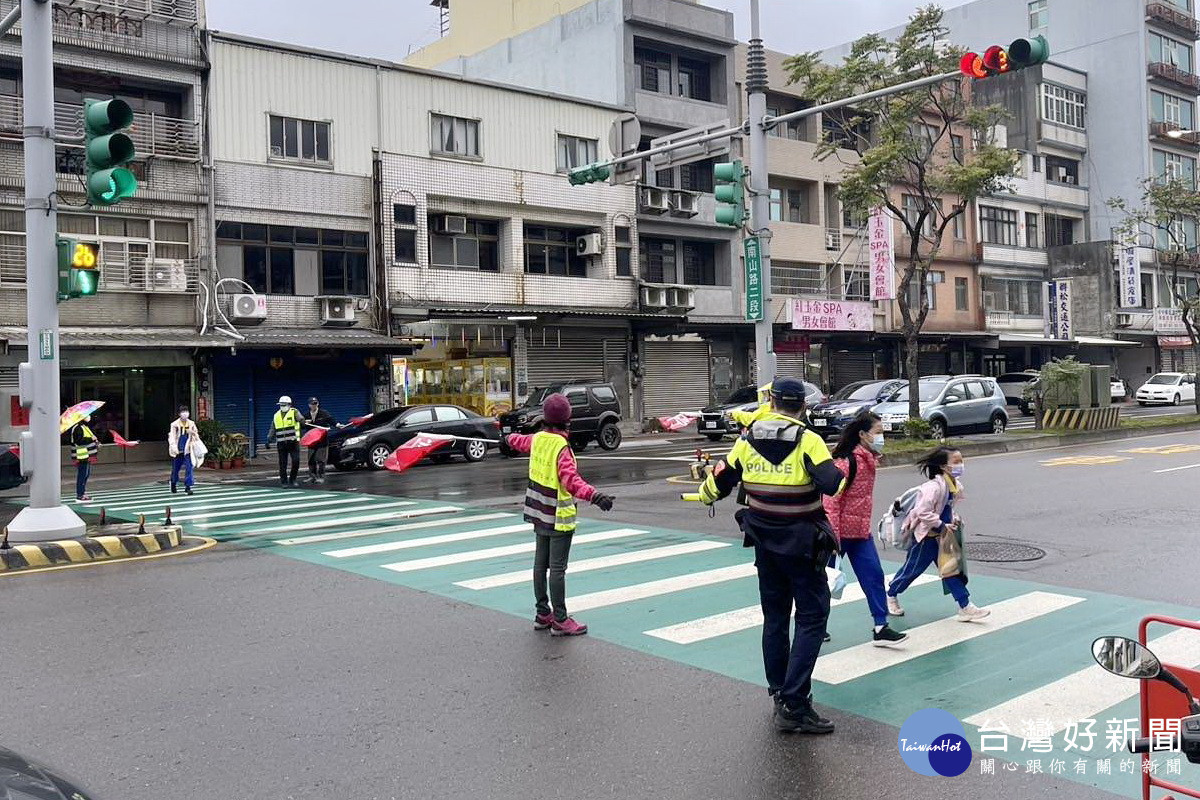 開學日守護學童安全,蘆竹分局加強交通安全安檢測校園。