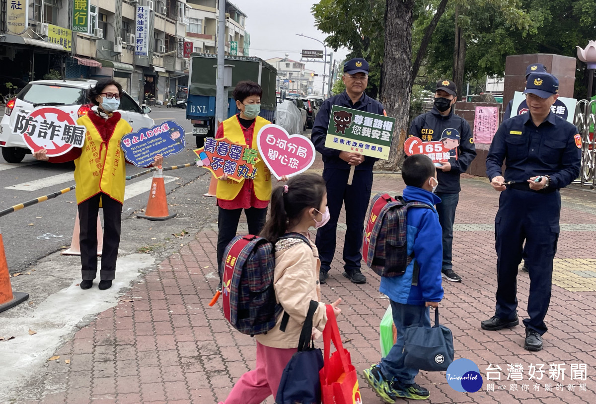 白河警分局分局長顏榮泰贈送學童吉祥筆，祝福開學快樂並即時宣導預防犯罪等觀念／陳致愷翻攝