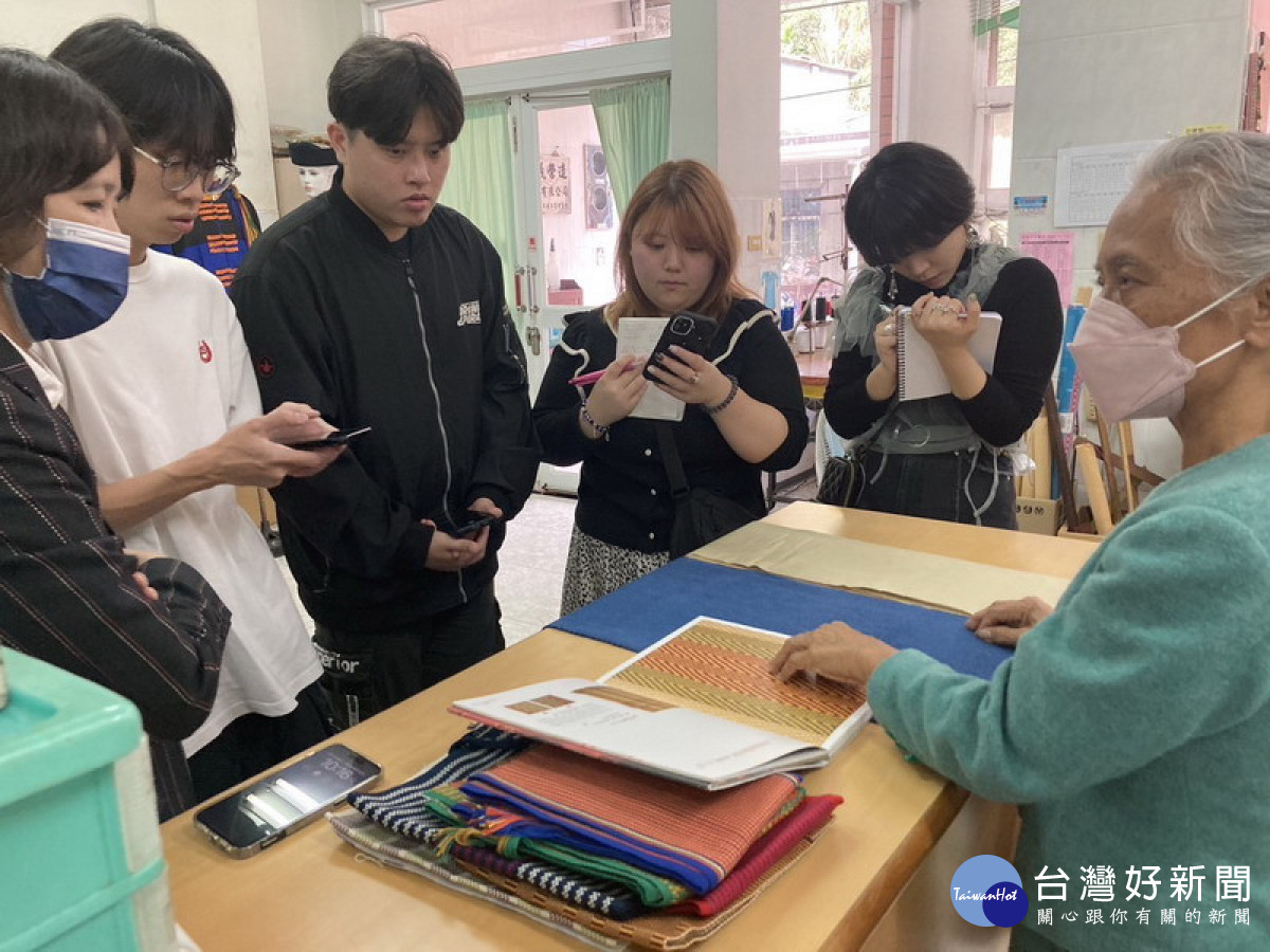 ▲日本學生對排灣族服飾華麗的樣式及繁複的工法，留下了深刻印象。