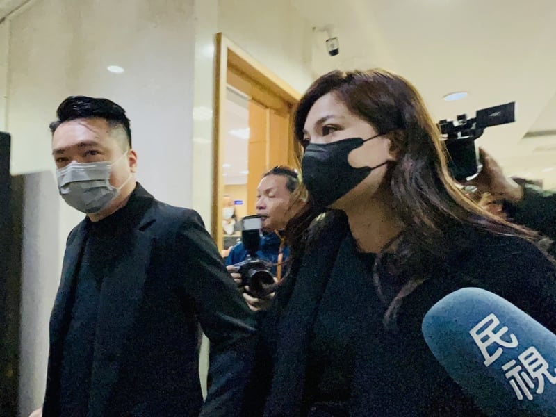 台北地方法院16日傳喚鍾沛君(右)及丈夫陳布朗(左)、樊姓媒體人及事發現場的陳姓服務生作證。中央社