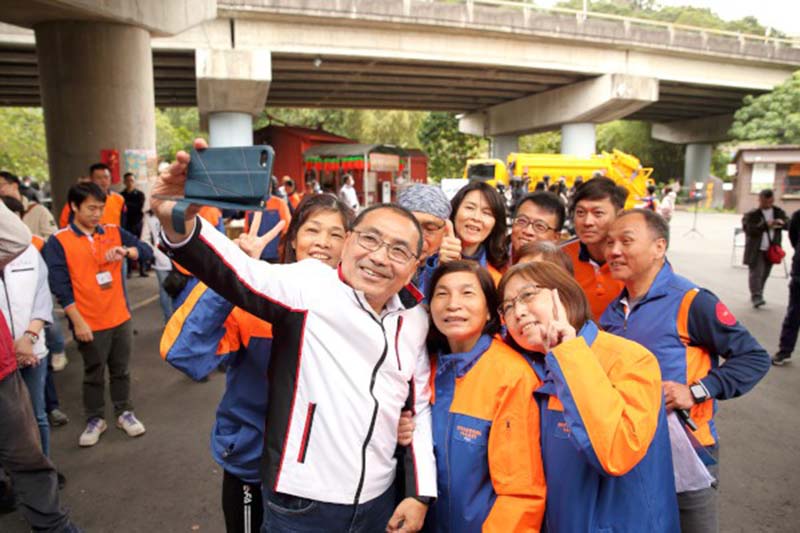 侯友宜市長親切與清潔隊同仁自拍。圖/新北市政府