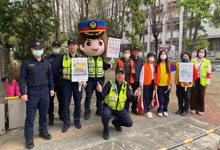 ▲圖說:重返校園強檔鉅獻,中市員警和大頭娃娃警陪學童開心上學 (圖/台中市政府提供)