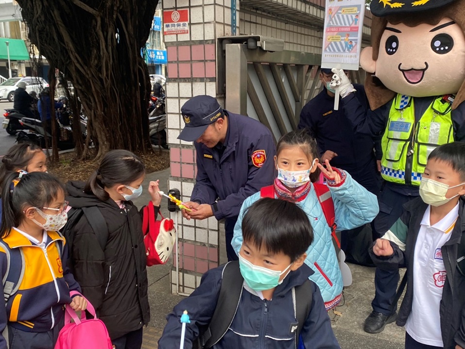 ▲圖說:三分局副分局長陳春安分送可愛宣導品,受到小朋友熱烈歡迎 (圖/台中市政府提供)