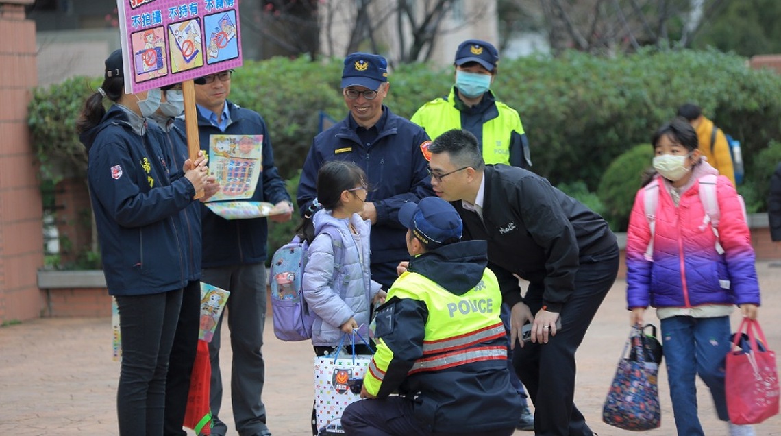 開學囉！    苗警總動員守護學童快樂上學平安返家