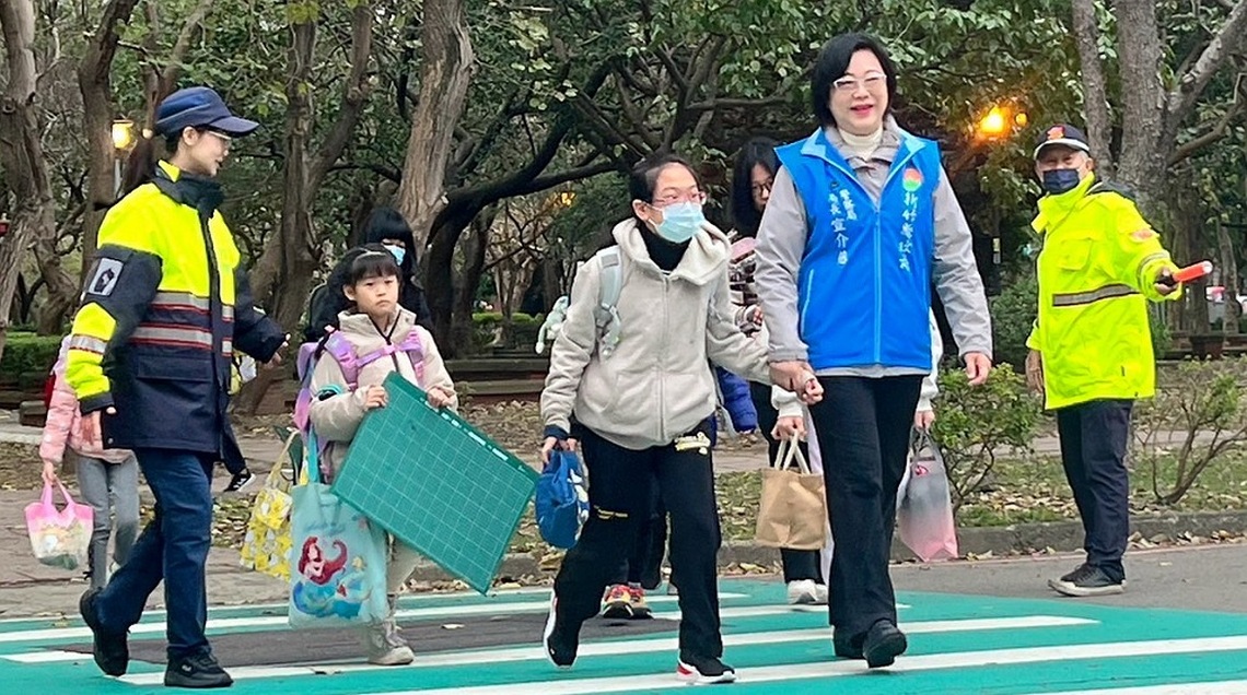 開學囉！   竹縣警局長宣介慈帶領竹北警護童安全