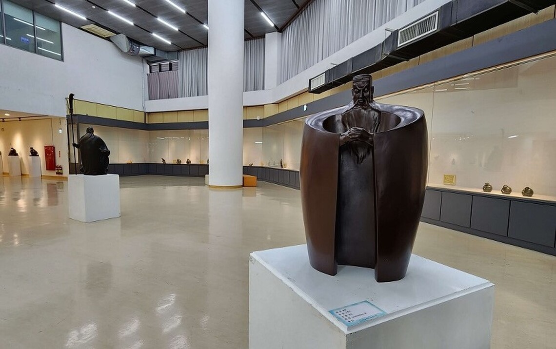 「愛與正義」王秀杞雕塑展 2/16雲林文化中心展覽館正氣登場!