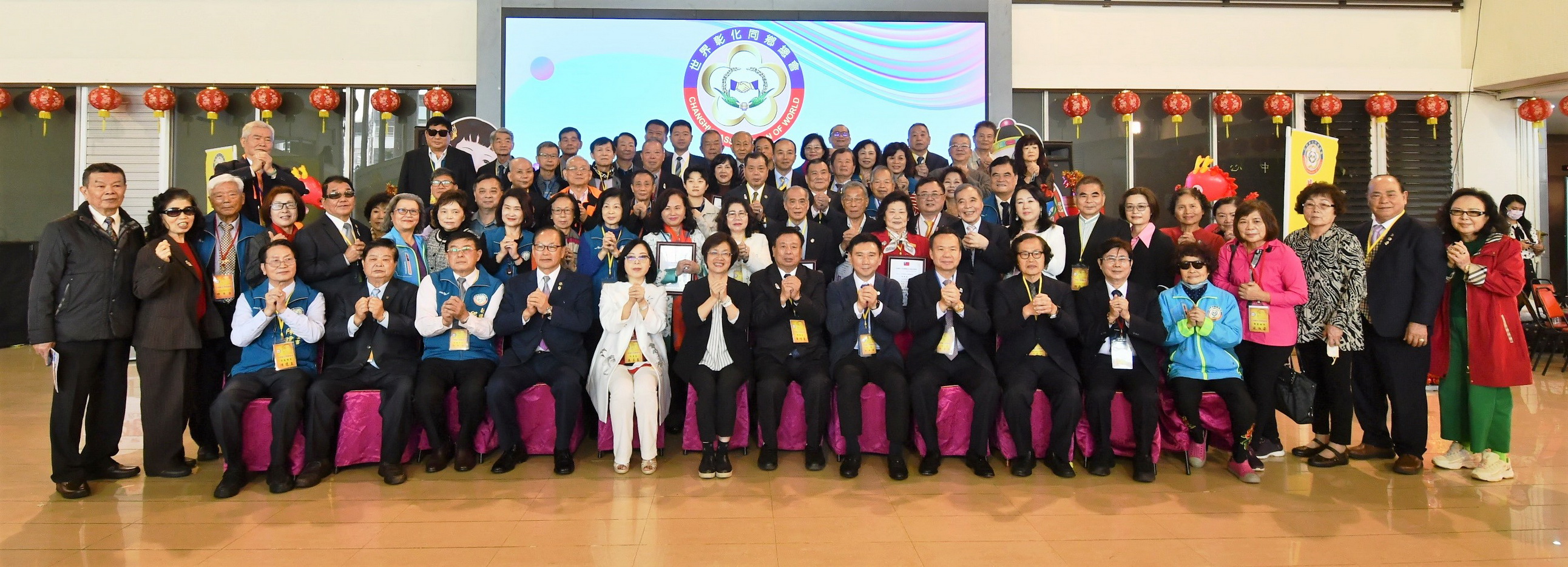 ▲世界彰化同鄉總會第十一屆監事聯席會返鄉在縣府中庭辦理交流及參訪活動,希望能為彰化帶來更多的改變與進步。(記者張溎壕攝)