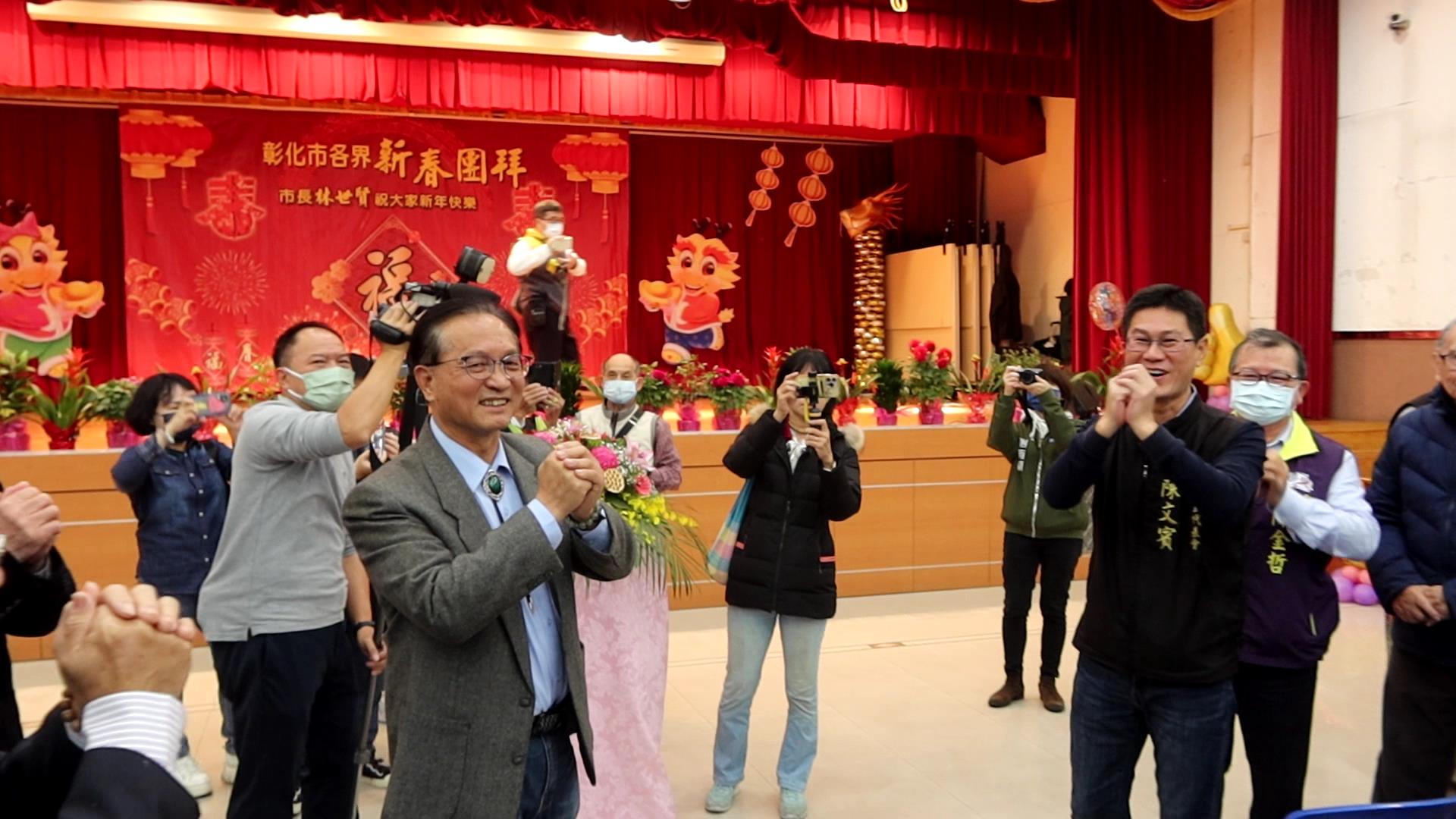 ▲彰化市各界新春團拜在彰化生活藝文館舉行，市民代表會主席陳文賓在內的15位代表暨數百名各界貴賓與會，有遠自日本來的津山市觀光協會友人也互道恭喜。（記者張溎壕攝）