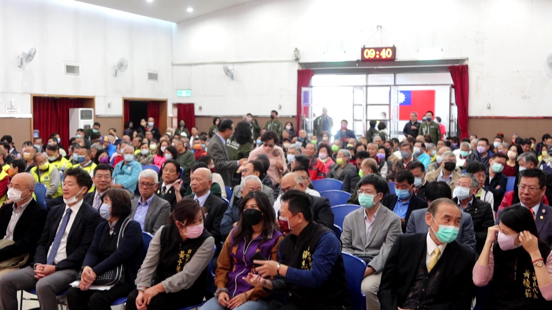 ▲彰化市各界新春團拜在彰化生活藝文館舉行，市民代表會主席陳文賓在內的15位代表暨數百名各界貴賓與會，有遠自日本來的津山市觀光協會友人也互道恭喜。（記者張溎壕攝）