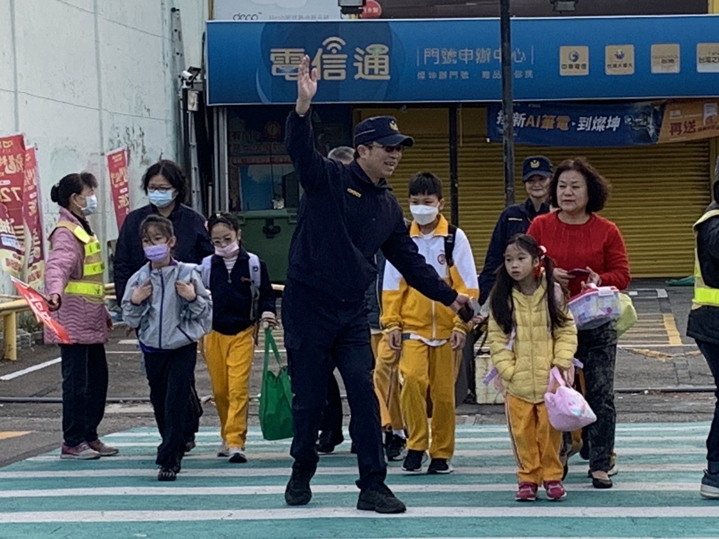 ▲彰化縣各小學校門口又恢復上學的人潮及車流,彰化縣警察局全面啟動「護童專案勤務」,也加強對學校校園安全的工作。(記者張溎壕攝)