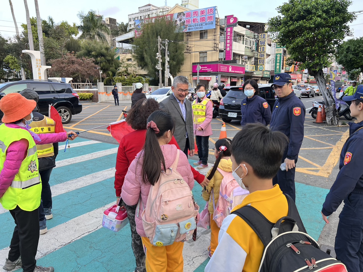 ▲彰化縣各小學校門口又恢復上學的人潮及車流，彰化縣警察局全面啟動「護童專案勤務」，也加強對學校校園安全的工作。（記者張溎壕攝）