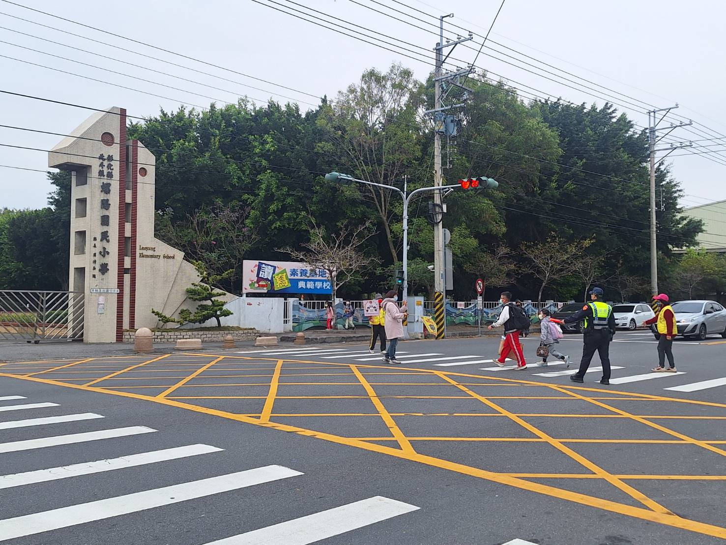 ▲彰化縣各小學校門口又恢復上學的人潮及車流，彰化縣警察局全面啟動「護童專案勤務」，也加強對學校校園安全的工作。（記者張溎壕攝）