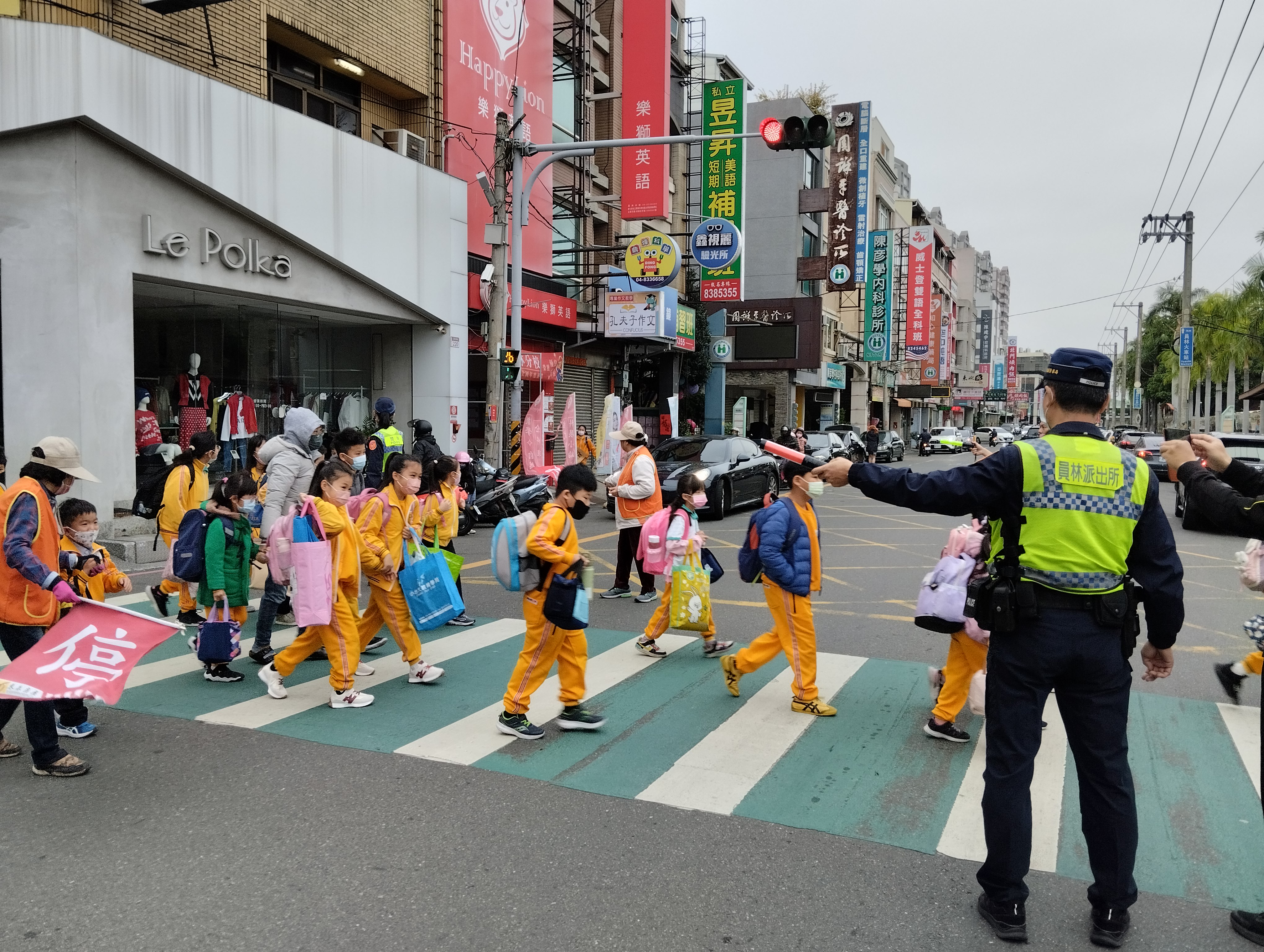 ▲彰化縣各小學校門口又恢復上學的人潮及車流，彰化縣警察局全面啟動「護童專案勤務」，也加強對學校校園安全的工作。（記者張溎壕攝）