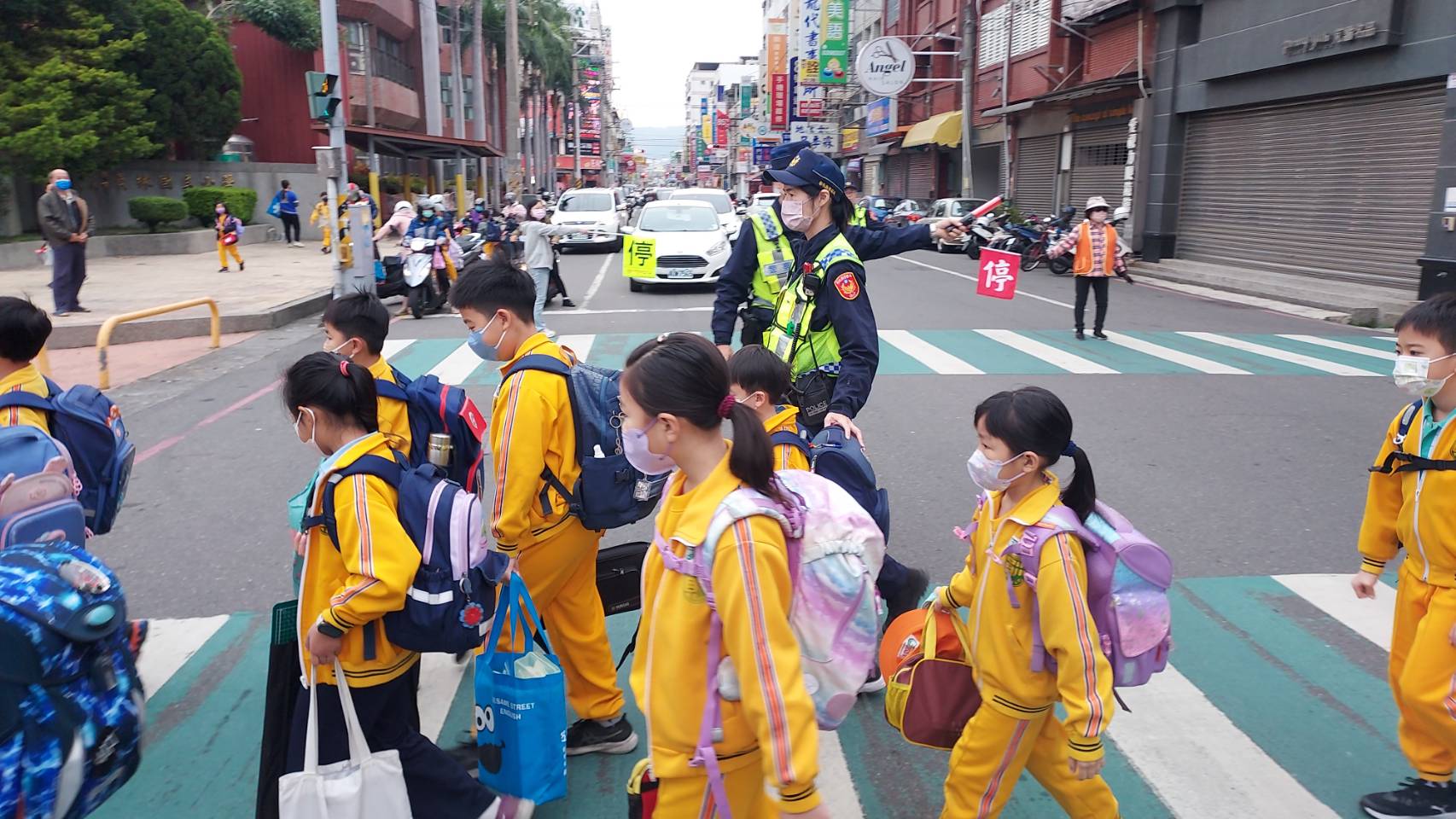 ▲彰化縣各小學校門口又恢復上學的人潮及車流，彰化縣警察局全面啟動「護童專案勤務」，也加強對學校校園安全的工作。（記者張溎壕攝）