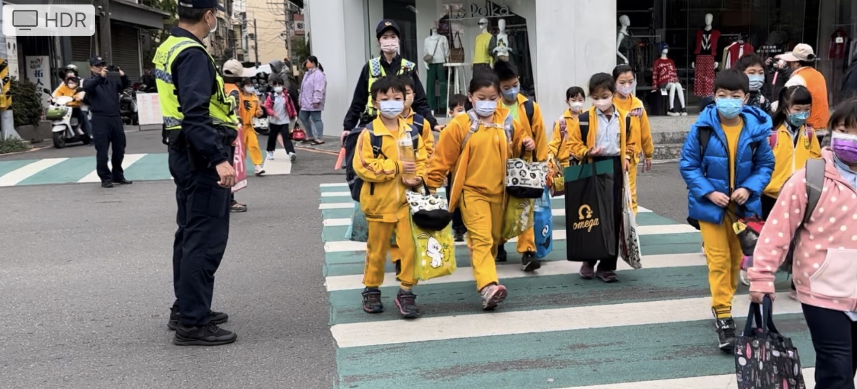 ▲彰化縣各小學校門口又恢復上學的人潮及車流，彰化縣警察局全面啟動「護童專案勤務」，也加強對學校校園安全的工作。（記者張溎壕攝）