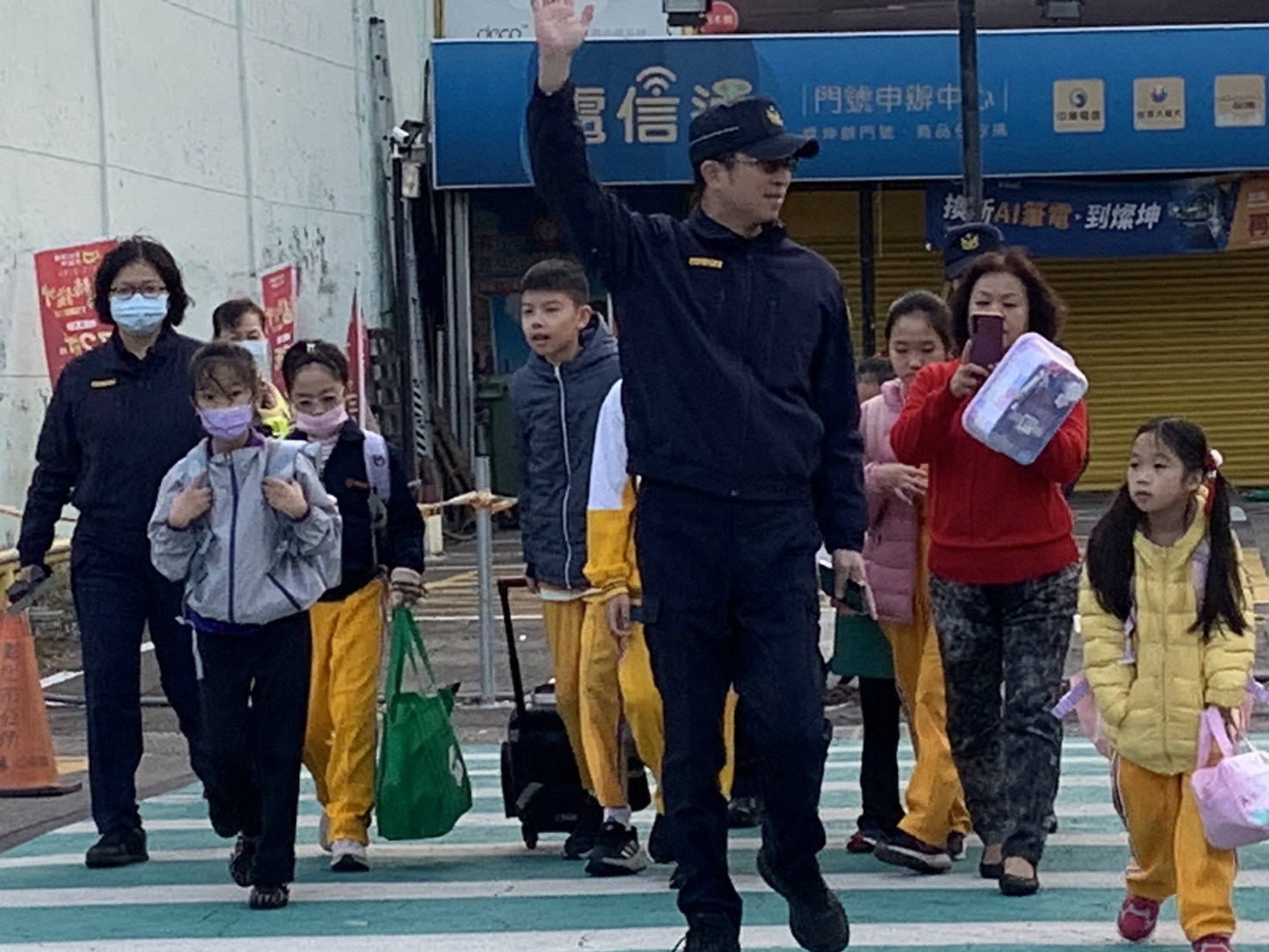 ▲彰化縣各小學校門口又恢復上學的人潮及車流，彰化縣警察局全面啟動「護童專案勤務」，也加強對學校校園安全的工作。（記者張溎壕攝）