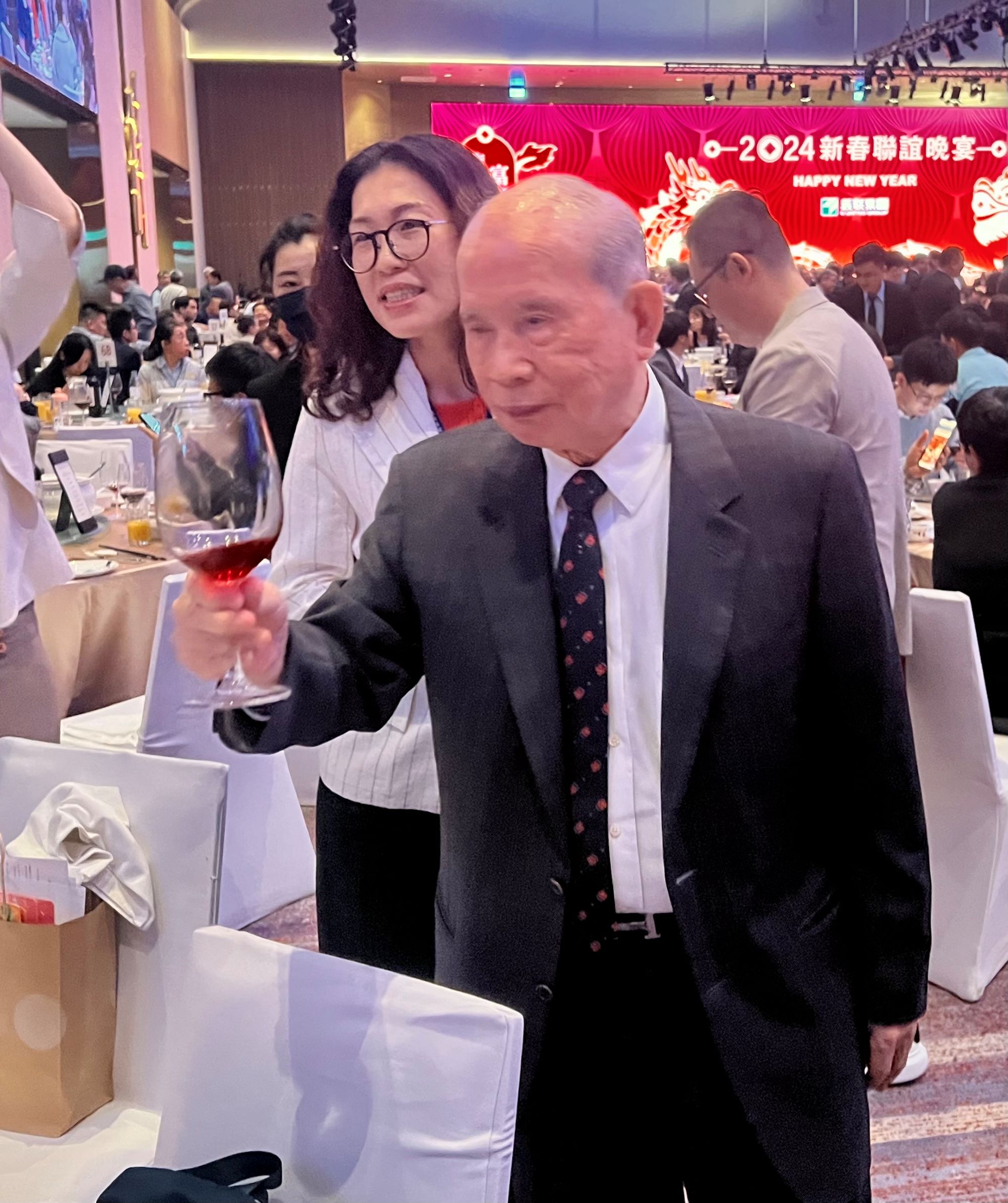 【創新聞記者 程啟峰/高雄 報導】義联集團今晚舉辦新春聯誼晚宴,創辦人林義守致詞指出,鑑於少子化、年輕勞動力短缺,集團3年多前即投資設置新展工程與管理顧問公司,透過培育學子、引進外籍移工及整合二度就業人力等方式,積極因應,盼能解決人力短缺問題。義联集團晚間在高雄萬豪飯店席開95桌,宴請集團旗下鋼鐵、教育、醫療、觀光休閒等事業單位代表及其協力廠商,以及金融界近千人,席間並有歌舞、音樂演奏等表演助興,場面熱烈。林義守指出,公司積極發展多元化產業,生技、科技等領域都有,但在經營過程中,觀察到年輕勞動力逐漸減少,增加產業經營辛,未來得要小心應對。他有感而發表示,現在的投資環境跟30年前實在差很多,尤其少子化導致缺人的問題相當嚴重 「以前工程發包都很多人來拜託,現在卻是到處找不到承包商」集團為此3年多前即投資設置新展工程與管理顧問公司,透過培育學子、引進外籍移工及整合二度就業人力等方式,期盼用科學方法有效解決人力短缺問題。林義守進一步指出,公司持續在高屏地區推動重大投資案,前還有逾10萬坪建物還沒拿到執照,要有傻瓜精神才會在南部投資,其中在高雄義大大昌醫院旁設置的「義大創業推廣中心」,目前已在申請使用執照階段。另在屏東縣規劃設置的健康產業園區,其中占地面積約3.2萬坪的醫療園區,投資金額約新台幣92億元,目前仍興建中,預計2025年第4季營運。
