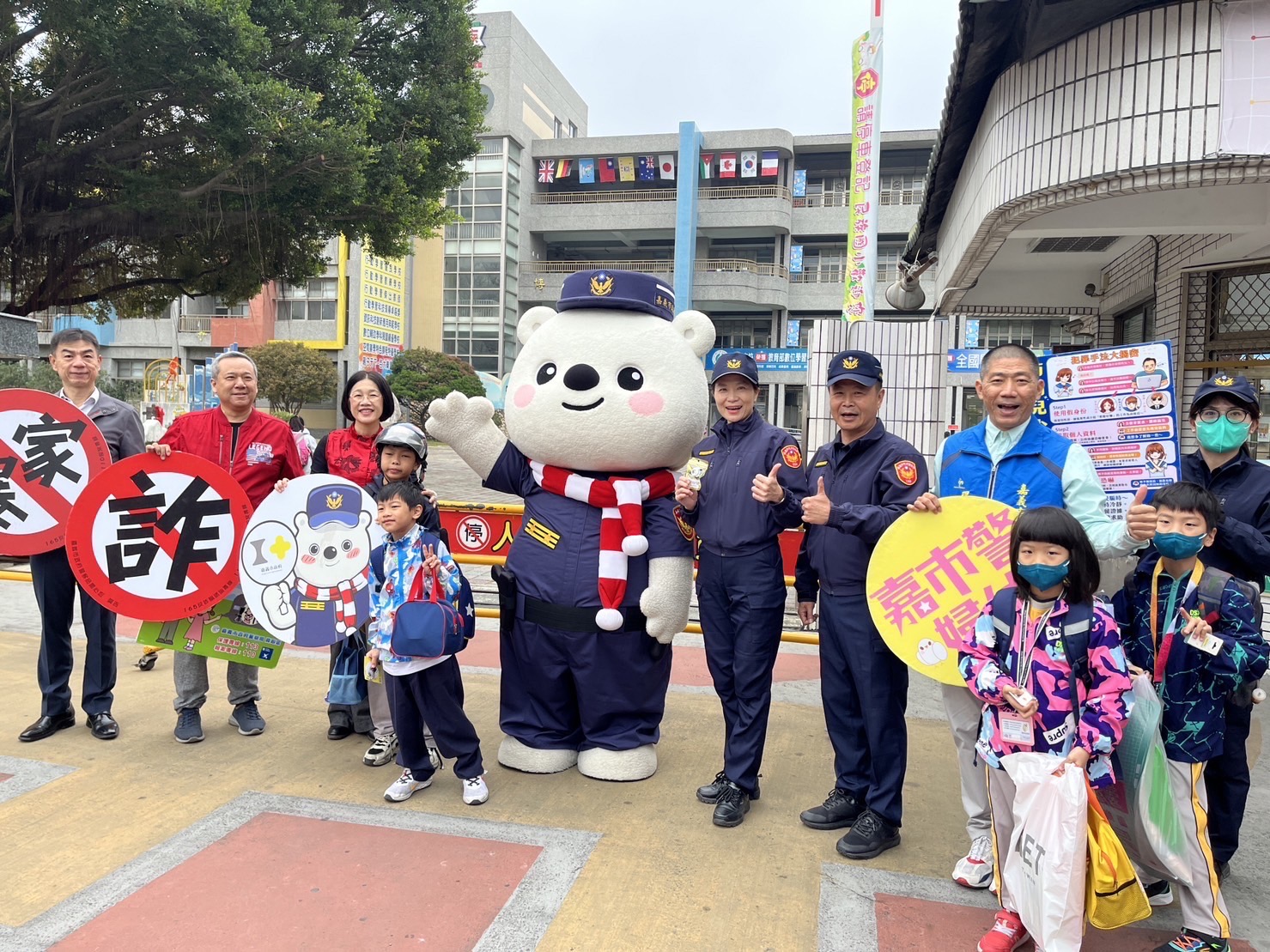 嘉警大白熊開學日驚喜現身 守護學童婦幼安全