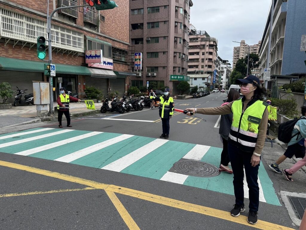 樹林分局為保護學童上學安全,開學日起開始執行「國民小學上、放學安全維護工作」勤務。圖/樹林分局