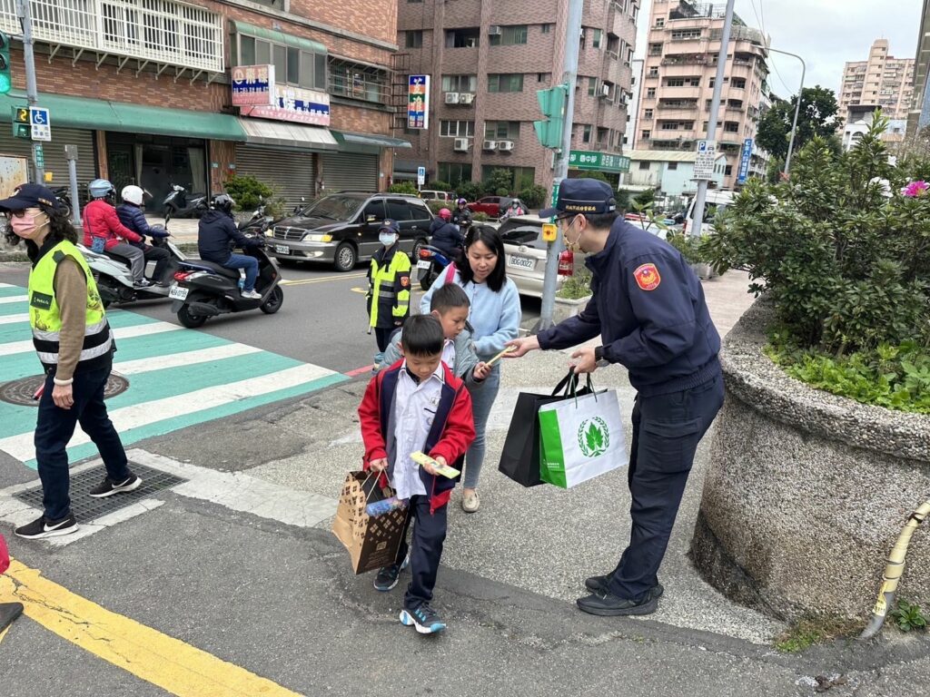 樹林分局為保護學童上學安全,開學日起開始執行「國民小學上、放學安全維護工作」勤務。圖/樹林分局
