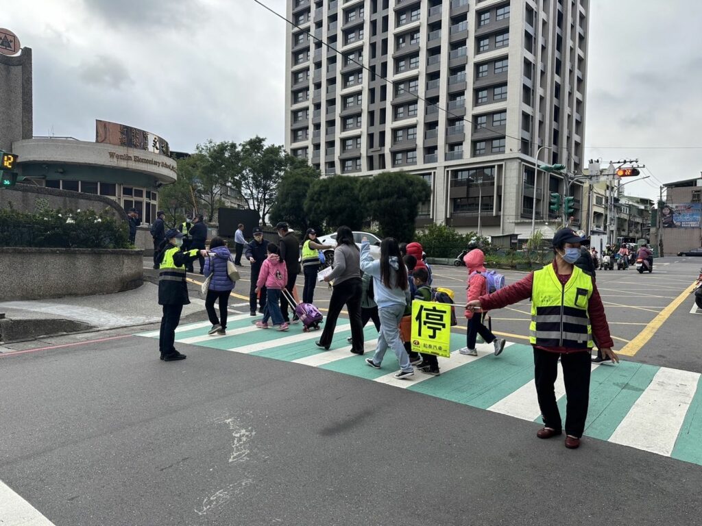樹林分局為保護學童上學安全,開學日起開始執行「國民小學上、放學安全維護工作」勤務。圖/樹林分局