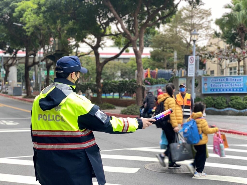開學日，士林分局加強校園周邊交通順暢及實施交通安全宣導，守護孩童行的安全。圖/士林分局