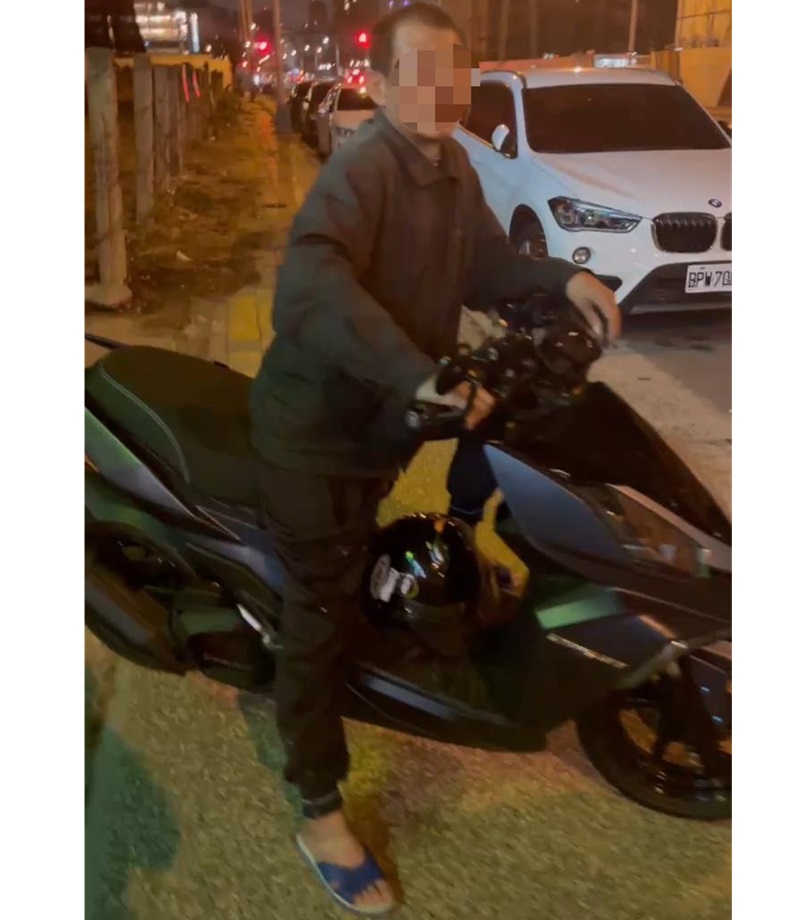 ▲圖說:廖嫌雙腳滑車欲將機車滑走,慘遭車主與旁觀民眾包圍 (圖/台中市政府提供)