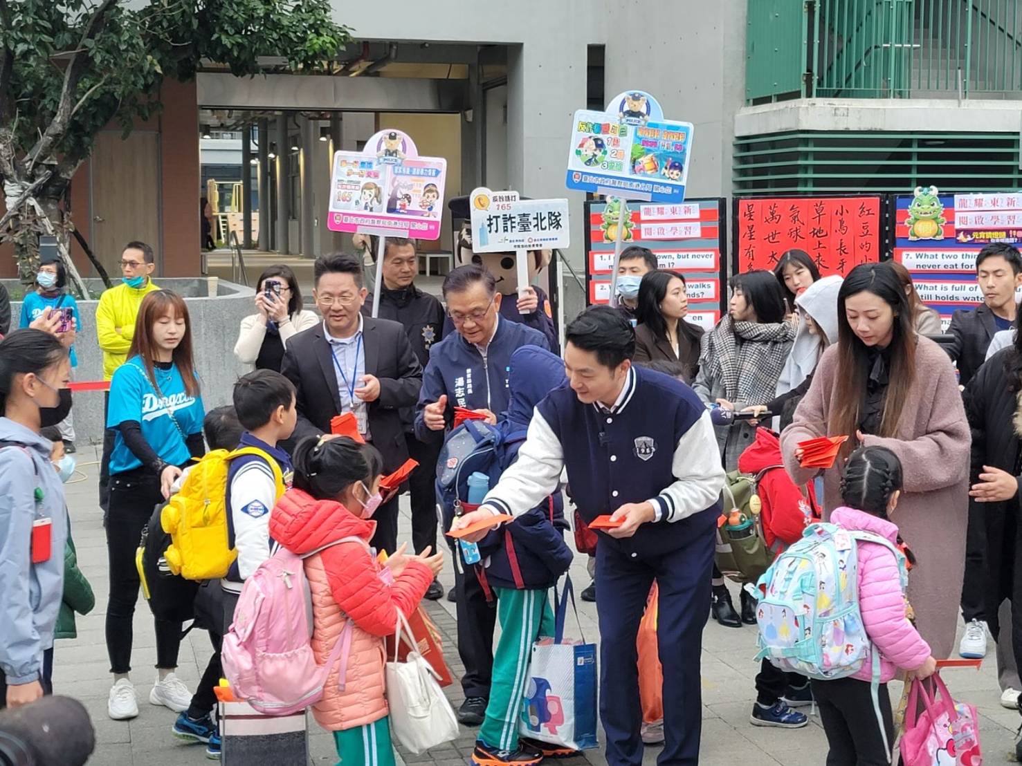 市長開學日至東新國小迎孩童送紅包禮物。