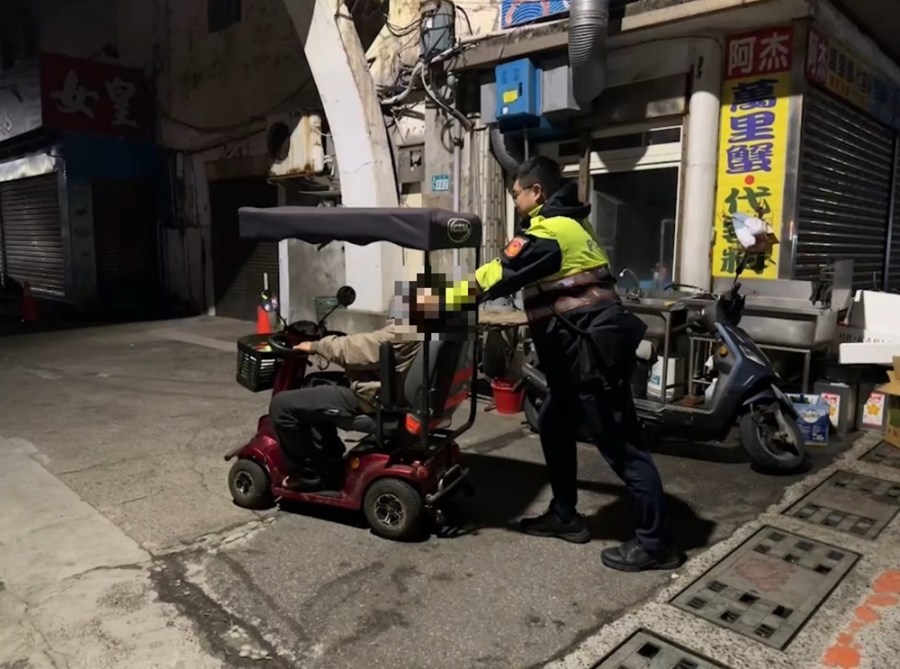 電動車沒電了 71歲翁迷路滯留燈塔區警一路推車回家 213 cnews204240216a05