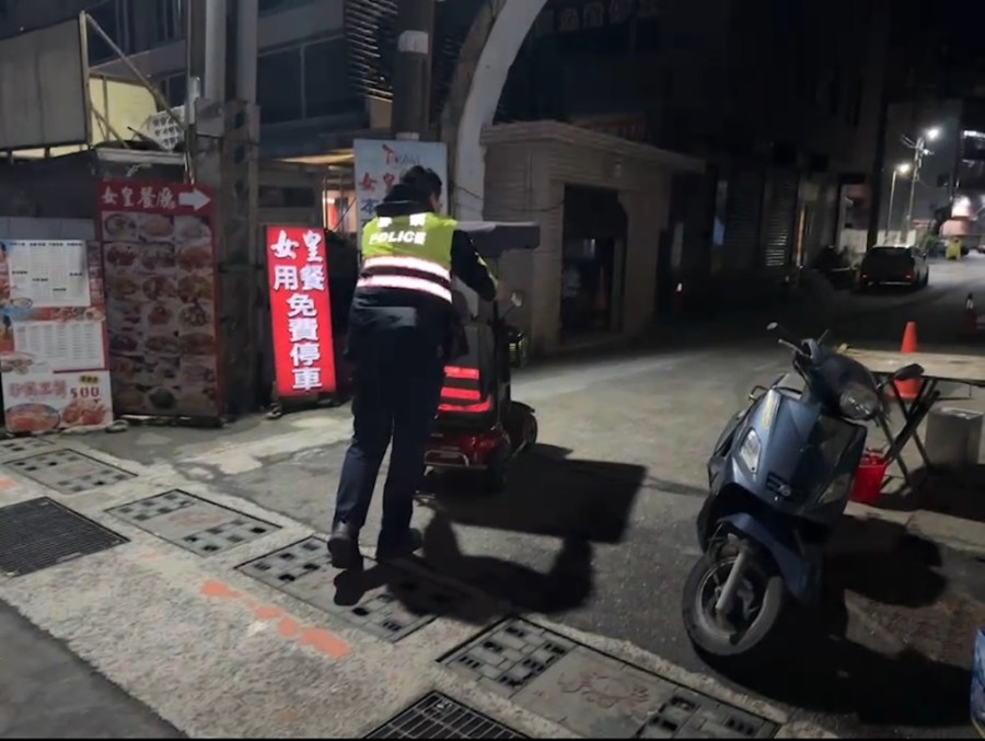 電動車沒電了 71歲翁迷路滯留燈塔區警一路推車回家 214 cnews204240216a06