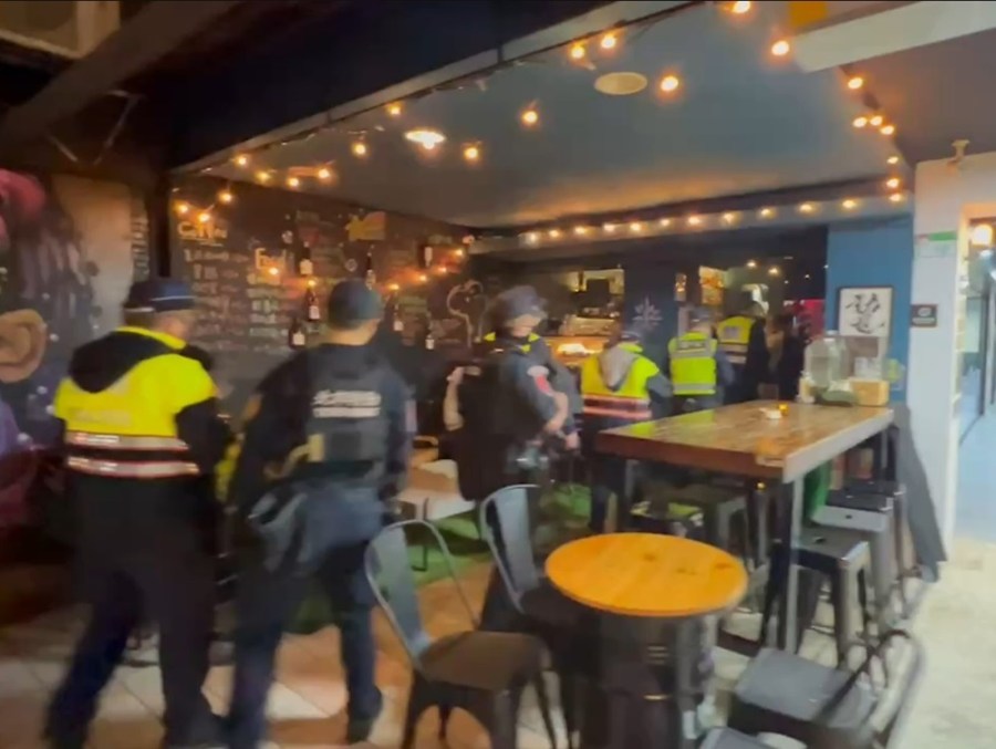 台北燈節明第二階段展演登場 警強化維安工作增設路檢點 217 cnews204240216a07