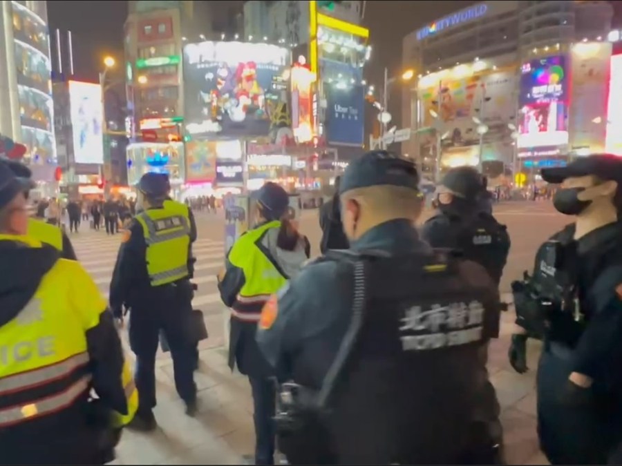 台北燈節明第二階段展演登場 警強化維安工作增設路檢點 218 cnews204240216a07
