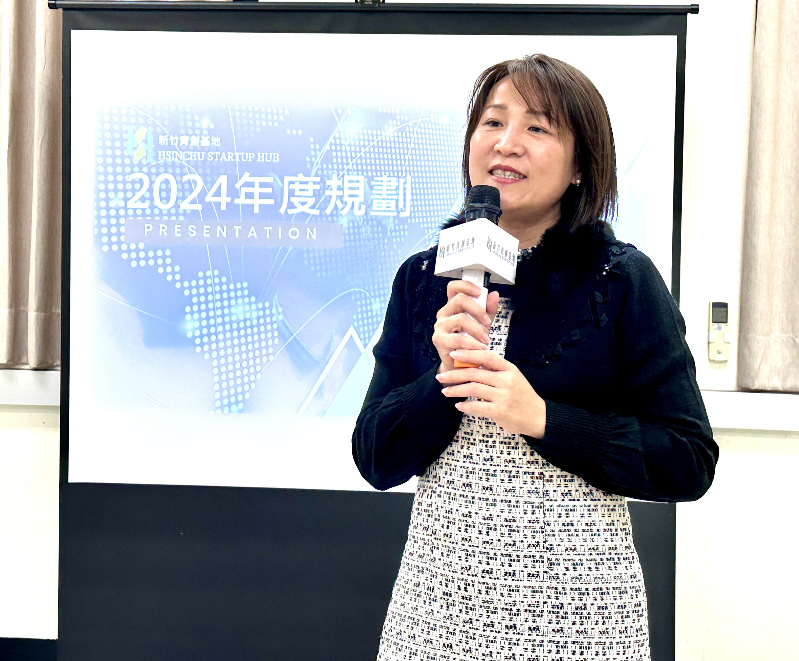 教育局長楊郡慈親自出席交流會,鼓勵團隊善用基地提供的資源。(圖/記者黃溎芬攝)