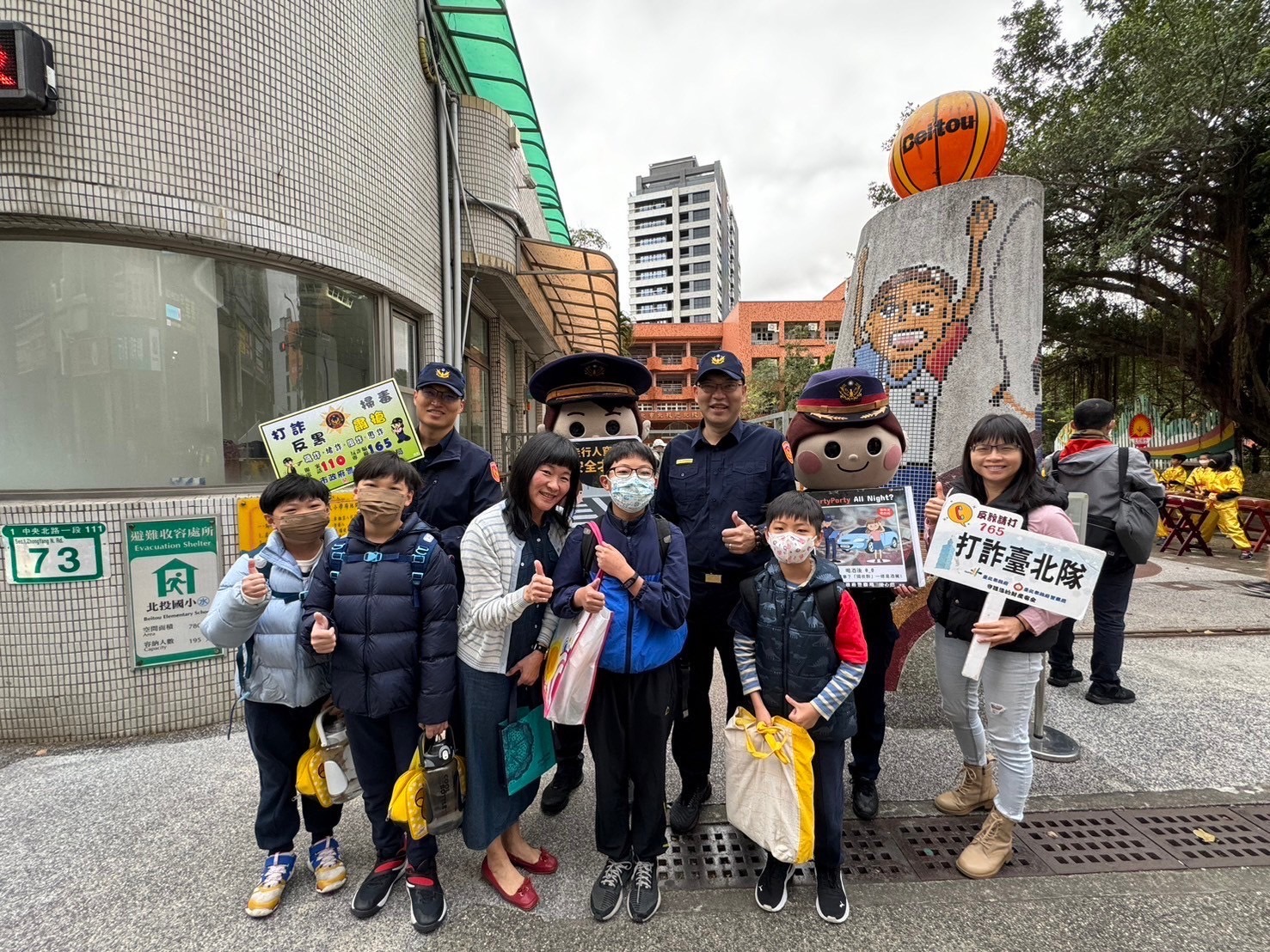 北投警分局為了讓學童不孤單,警察大頭娃娃陪童歡喜開學。(記者薛秀蓮翻攝)