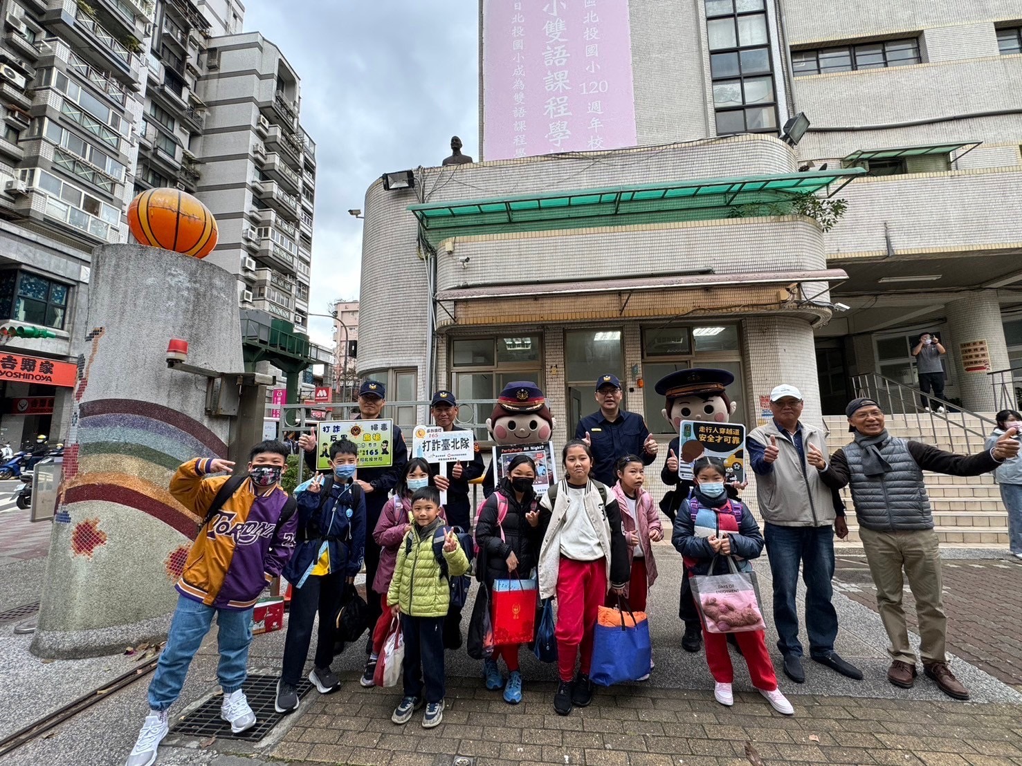 北投警分局服務同時也是學童的家長們,對於開學日感同身受,在上班前攜手陪伴小孩快樂上學去。(記者薛秀蓮翻攝)