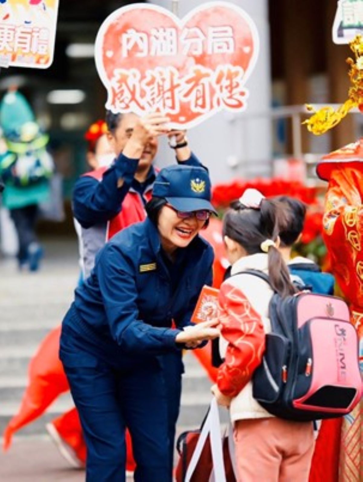 內湖警執行護童勤務情形。(記者薛秀蓮翻攝)