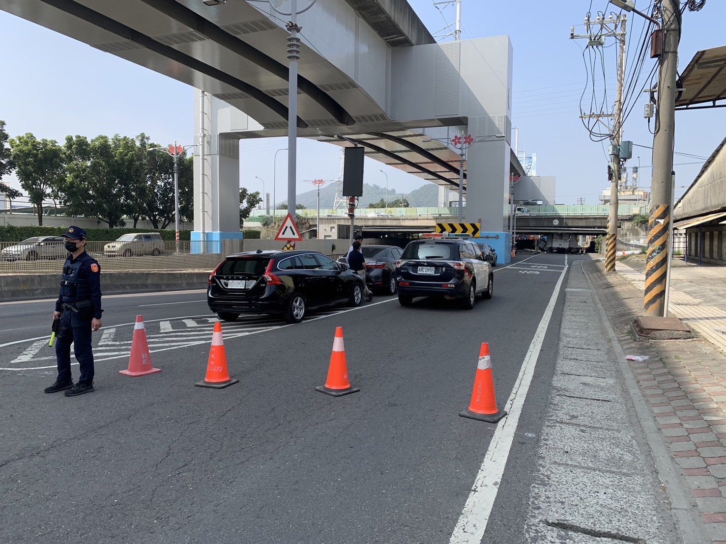 小貨車未注意限高自撞卡涵洞 警助聯繫拖吊移置脫困
