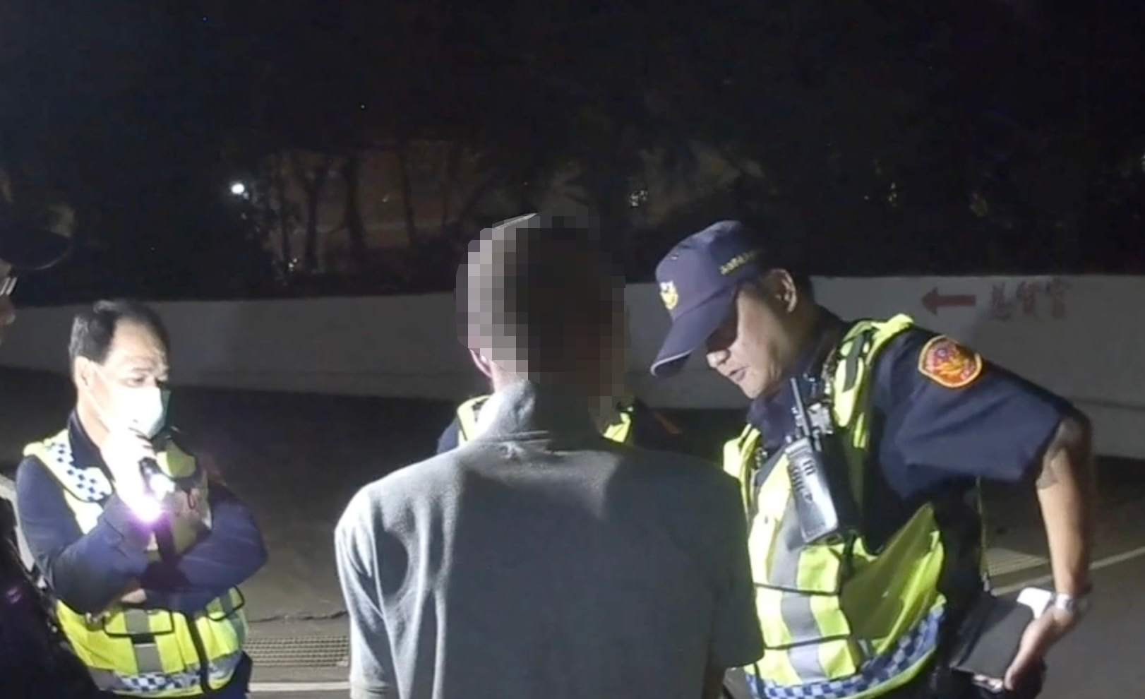 男迷醉揮小斧言自語 警查出酒駕通緝逮捕 並依恐嚇危安罪送辦