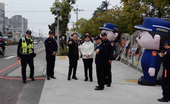 開學日護童 嘉縣警長林宏儒帶領守護兒少安全